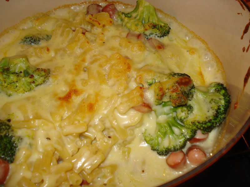 macaroni cheese with broccoli and hot dogs