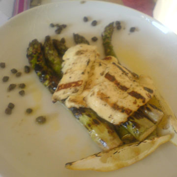 asparagus with crispy capers, chicken and lemon