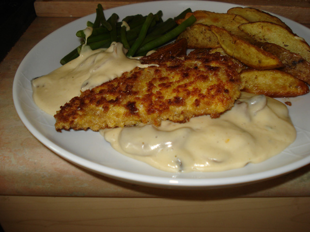 pork escalope with mushroom sauce, wedges and green beans