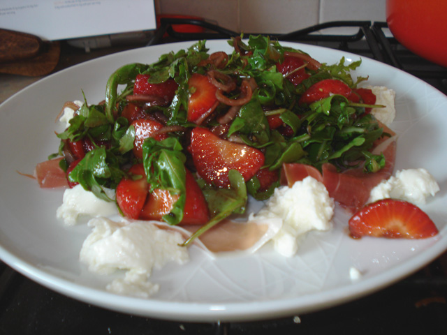 strawberry rocket salad with prosciutto and mozzarella