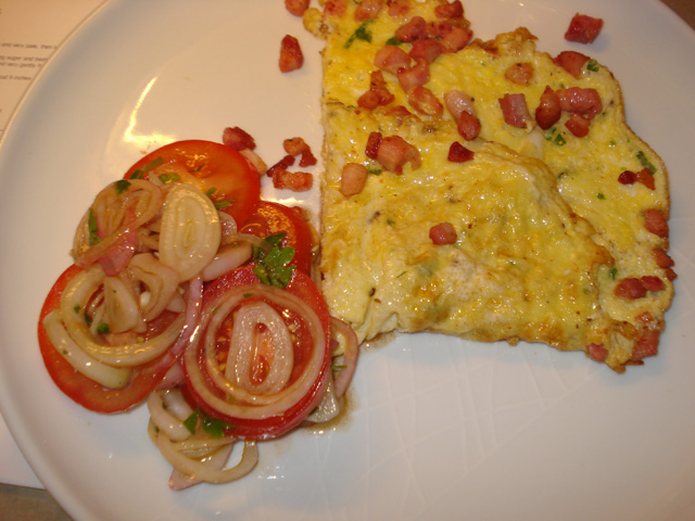 tomato and shallot salad (with an pancetta omelette)