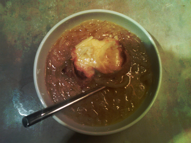 french onion soup with cheese crouton