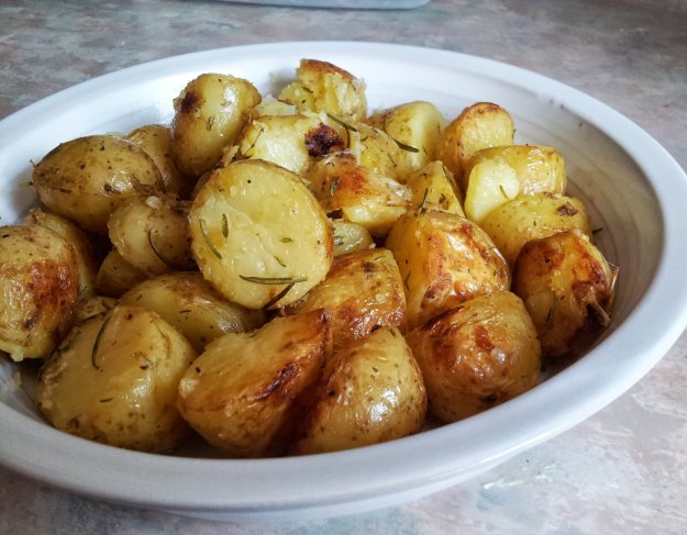 roasted new potatoes with rosemary and thyme